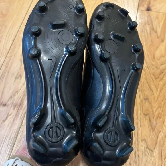 Nike Jr Tiempo Legend 10 Black Soccer Cleats - Picture 7 of 8